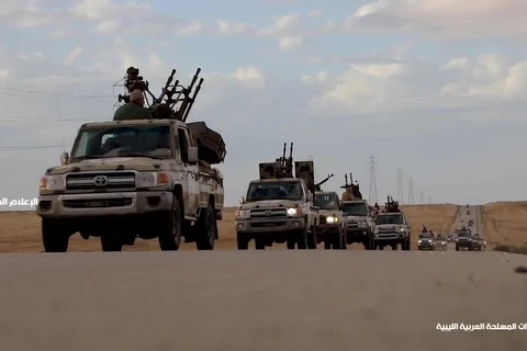 Đoàn xe quân sự thuộc Lực lượng tự xưng Quân đội quốc gia Libya hướng về miền Đông Libya và Tripoli ngày 3/4/2019. (Ảnh: AFP/TTXVN) 