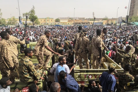 Binh sỹ Sudan gác gần trụ sở Bộ Quốc phòng ở thủ đô Khartoum khi đông đảo người dân biểu tình phản đối chính quyền của Tổng thống Omar al-Bashir, ngày 11/4/2019. (Ảnh: AFP/TTXVN) 