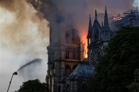 Lửa khói bốc lên dữ dội trên nóc nhà thờ Đức Bà ở Paris, Pháp ngày 15/4/2019. (Ảnh: AFP/TTXVN) 