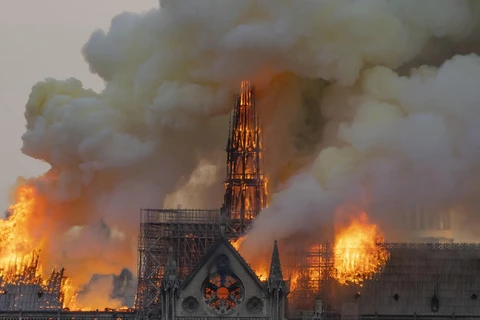Khói lửa bốc ngùn ngụt tại hiện trường vụ hỏa hoạn Nhà thờ Đức Bà ở Paris ngày 15/4/2019. (Ảnh: THX/TTXVN) 