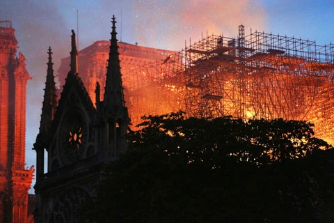 Hiện trường vụ cháy Nhà thờ Đức Bà ở Paris, Pháp ngày 15/4/2019. (Ảnh: THX/TTXVN) 