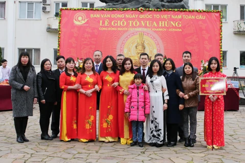 Đại diện 11 hội đồng hương các tỉnh tại Kharkov và các tổ chức hội đoàn tham dự Lễ Giỗ Tổ Hùng Vương. (Ảnh: Dương Trí/TTXVN) 
