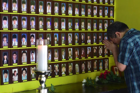 Di ảnh các nạn nhân mất tích trong vụ chìm phà Sewol được đặt trên quảng trường Gwanghwamun ở trung tâm Seoul ngày 22/4/2015. (Ảnh: AFP/TTXVN) 