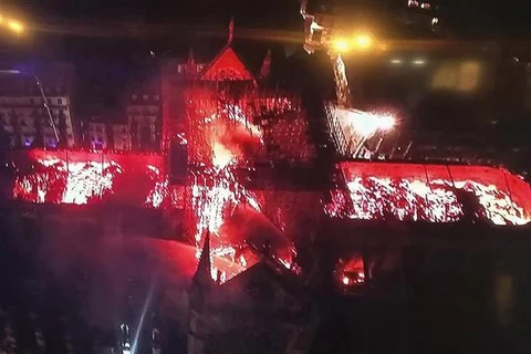 [Video] Lửa bốc cháy dữ dội thiêu rụi tháp nhà thờ Đức Bà ở Paris