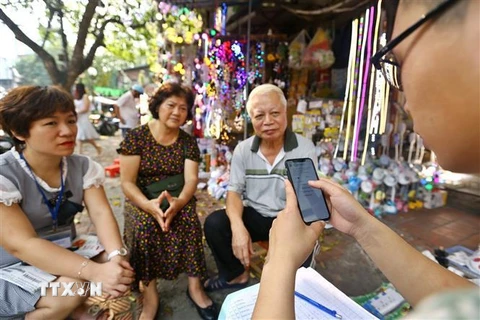 Cán bộ điều tra viên đến điều tra dân số tại hộ gia đình ở Hoàn Kiếm, Hà Nội. (Ảnh: Minh Quyết/TTXVN)