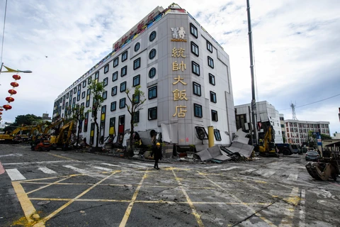 Một khách sạn bị hư hại sau trận động đất ở thành phố Hoa Liên, Đài Loan ngày 9/2/2018. (Ảnh: AFP/TTXVN) 
