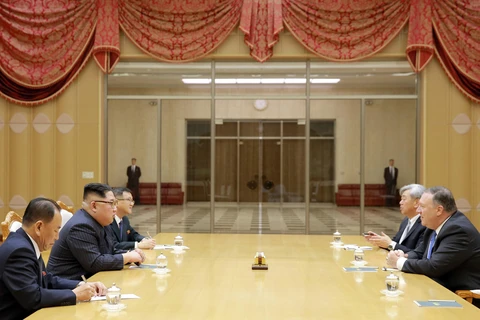 Ngoại trưởng Mỹ Mike Pompeo (phải) trong chuyến thăm Triều Tiên hội kiến nhà lãnh đạo Kim Jong-un (thứ 2, trái) tại Bình Nhưỡng ngày 10/5/2018. (Ảnh: AFP/TTXVN) 