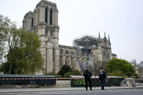 Cảnh sát gác gần Nhà thờ Đức Bà ở Paris sau vụ hỏa hoạn ngày 16/4/2019. (Ảnh: THX/TTXVN) 
