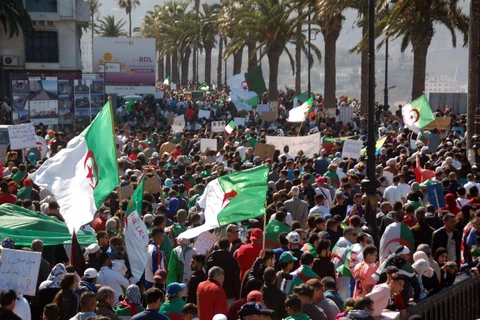 Biểu tình phản đối chính phủ tại thành phố biển Oran, Algeria ngày 9/4. (Ảnh: AFP/TTXVN)