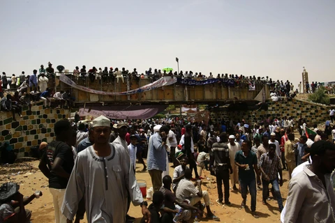 Người biểu tình tập trung trước trụ sở Bộ quốc phòng ở Khartoum ngày 12/4/2019. (Ảnh: THX/TTXVN)