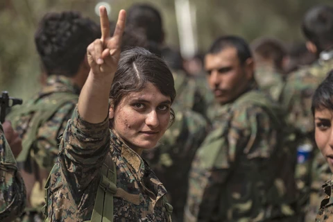 Thành viên Lực lượng dân chủ Syria (SDF) sau chiến dịch truy quét các tay súng cuối cùng của Tổ chức khủng bố Hồi giáo (IS) tự xưng tại thành trì ở làng Baghouz, miền Đông Syria. (Ảnh: AFP/TTXVN)