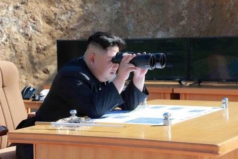 Nhà lãnh đạo Triều Tiên Kim Jong-un thị sát một buổi phóng thử tên lửa đạn đạo liên lục địa Hwasong-14 tại Bình Nhưỡng. (Ảnh: Rueters/TTXVN)