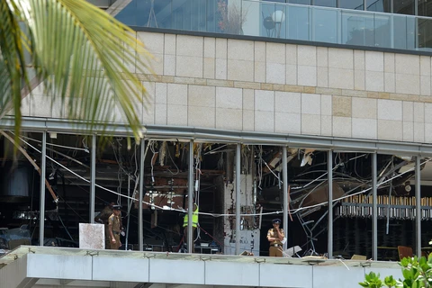 Cảnh sát được triển khai tại hiện trường vụ nổ ở khách sạn Shangri-La, thủ đô Colombo, Sri Lanka, ngày 21/4/2019. (Ảnh: AFP/TTXVN)