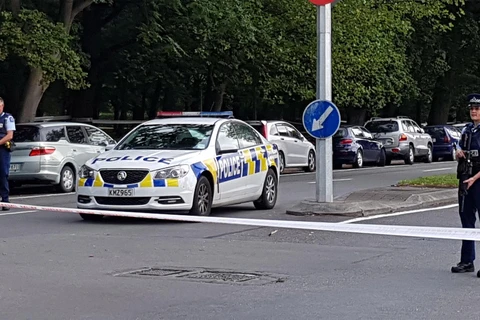 Cảnh sát New Zealand phong tỏa khu vực đền thờ ở Christchurch, nơi xảy ra vụ xả súng đẫm máu khiến 50 người thiệt mạng và hàng chục người bị thương, ngày 15/3/2019. (Ảnh: AFP/TTXVN) 