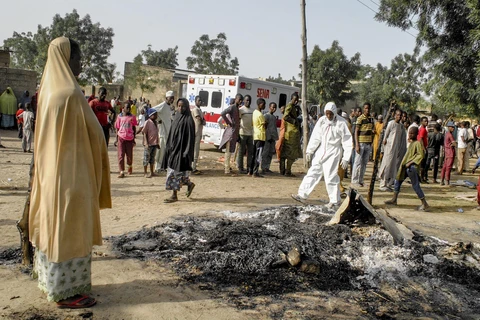 Hiện trường một vụ tấn công ở Maiduguri, Nigeria ngày 15/3/2017. (Ảnh: AFP/TTXVN) 