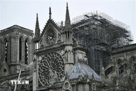 Nhà thờ Đức Bà Paris sau vụ hỏa hoạn ngày 16/4/2019. (Ảnh: AFP/TTXVN)