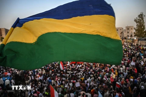 Hàng nghìn người biểu tình tập trung bên ngoài tổng hành dinh quân đội ở thủ đô Khartoum, phản đối Hội đồng quân sự chuyển tiếp điều hành đất nước. (Nguồn: AFP/TTXVN)