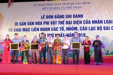 Đại diện lãnh đạo tỉnh Quảng Bình trao bằng UNESCO ghi danh “Nghệ thuật Bài Chòi Trung Bộ Việt Nam” là Di sản văn hóa phi vật thể đại diện của nhân loại cho các địa phương trong tỉnh có Di sản. (Ảnh: Võ Dung-TTXVN)