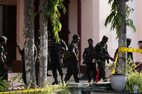 Binh sỹ và cảnh sát phong tỏa hiện trường vụ nổ tại nhà thờ ở Negombo, phía bắc Colombo, Sri Lanka, ngày 23/4/2019. (Ảnh: THX/TTXVN)