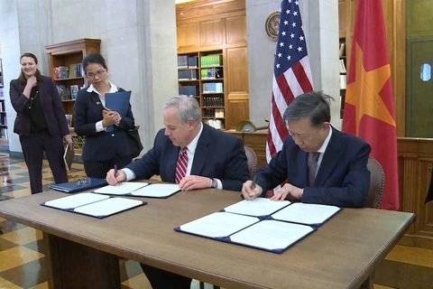 Bộ trưởng Tô Lâm và Bộ trưởng Davis Bernhardt ký Bản ghi nhớ về chống mua bán trái phép động, thực vật hoang dã giữa Bộ Công an Việt Nam và Bộ Nội vụ Hoa Kỳ. (Ảnh: TTXVN)