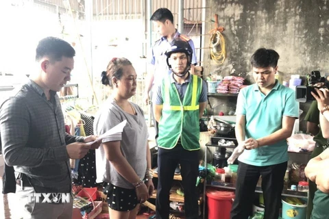 Công an thị xã Từ Sơn bắt giữ đối tượng Nguyễn Thị Phượng có hành vi bán trái phép chất ma túy cho 2 đối tượng tại nhà. (Ảnh: TTXVN)