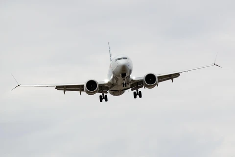 Máy bay Boeing 737 MAX 8 của Hãng hàng không American Airlines chuẩn bị hạ cánh xuống sân bay quốc tế Washington Reagan ở Washington, DC, Mỹ ngày 13/3/2019. (Ảnh: THX/TTXVN)