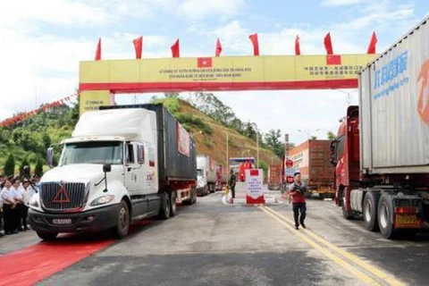 Các xe vận tải xuất nhập khẩu hàng hóa lưu thông trên tuyến đường mới tại Cửa khẩu Quốc tế Hữu Nghị. (Ảnh: Thái Thuần/TTXVN)