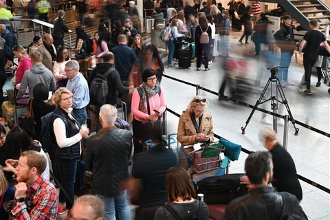 Hành khách mắc kẹt tại sân bay Copenhagen ở Kastrup, Thụy Điển. (Ảnh: AFP/TTXVN)