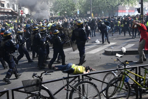 Cảnh sát triển khai để ngăn chặn những người biểu tình “Áo vàng” quá khích tại thủ đô Paris ngày 20/4. (Ảnh: AFP/TTXVN)