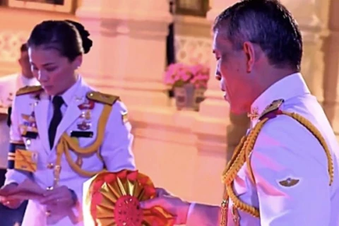 Tân Hoàng hậu Thái Lan Suthida Vajirusongkorn na Ayudhya cùng Nhà vua Vajirusongkorn. (Nguồn: Youtube)
