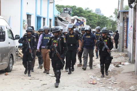 Lực lượng phản ứng nhanh Bangladesh tham gia chiến dịch truy quét phiến quân ở thủ đô Dhaka ngày 29/4/2019. (Ảnh: THX/TTXVN)