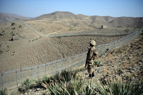 Binh sỹ Pakistan gác tại trạm gác Kitton Orchard ở khu vực biên giới Pakistan - Afghanistan. (Ảnh: AFP/TTXVN)