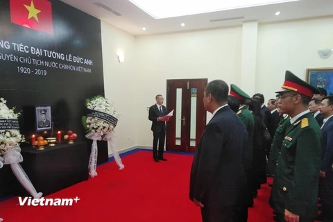 Đại sứ Vũ Quang Minh chủ trì lễ truy điệu và mở sổ tang nguyên Chủ tịch nước Lê Đức Anh. (Ảnh: PV/Vietnam+)