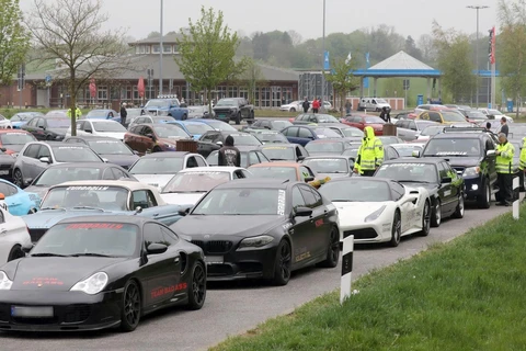 Hơn 100 siêu xe thể thao tham gia đua xe trái phép trên cao tốc. (Nguồn: telegraph.co.uk)