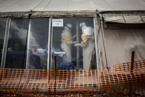 Nhân viên y tế làm việc tại khu vực cách ly của một trung tâm điều trị bệnh Ebola ở Butembo, CHDC Congo ngày 9/3/2019. (Ảnh: AFP/TTXVN)