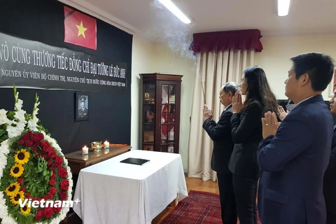 Tập thể cán bộ Đại sứ quán Việt Nam tại Chile viếng nguyên Chủ tịch nước Lê Đức Anh. (Ảnh: Hoài Nam/Vietnam+)