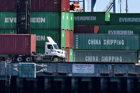 Bốc dỡ contenơ hàng hóa của Trung Quốc và một số quốc gia khác ở cảng Long Beach, Los Angeles (Mỹ) tháng 2/2019. (Ảnh: AFP/TTXVN)