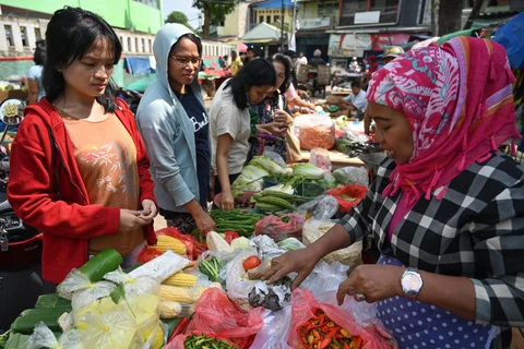 Người dân mua thực phẩm tại chợ ở Jakarta, Indonesia. (Ảnh: AFP/ TTXVN)