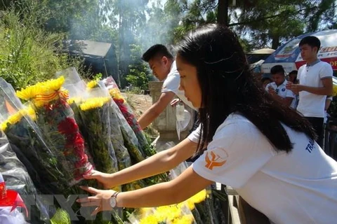 Người dân dâng hương, hoa viếng mộ Đại tướng Võ Nguyên Giáp. (Ảnh: Đức Thọ/TTXVN)