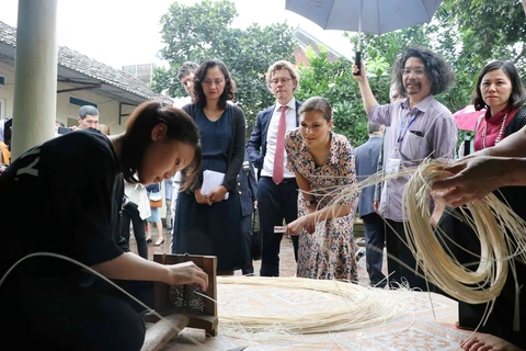 Công chúa kế vị Thụy Điển Victoria Ingrid Alice Desiree thăm làng nghề truyền thống mây tre đan Phú Vinh, Hà Nội. (Ảnh: Văn Điệp/TTXVN)