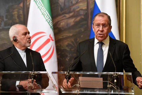 Ngoại trưởng Nga Sergei Lavrov (phải) và Ngoại trưởng Iran Mohammad Java Zarif (trái) tại cuộc họp báo chung ở Moskva, Nga, ngày 8/5. (Ảnh: AFP/TTXVN)