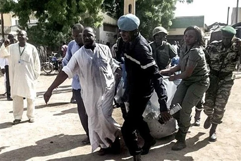 Lực lượng an ninh Cameroon chuyển một nạn nhân vụ tấn công được cho là do phiến quân Boko Haram tiến hành ở thành phố miền Bắc Maroua. (Ảnh: AFP/TTXVN)