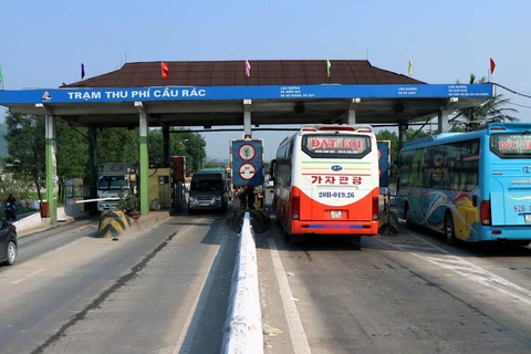 Các phương tiện giao thông qua Trạm thu phí Cầu Rác, Hà Tĩnh. (Ảnh: Công Tường/TTXVN) 