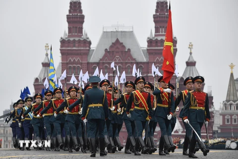 Đội danh dự tại lễ diễu binh kỷ niệm Ngày Chiến thắng trên Quảng trường Đỏ ở thủ đô Moskva, Nga, ngày 9/5/2019. (Ảnh: AFP/TTXVN)
