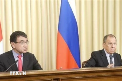 Ngoại trưởng Nga Sergey Lavrov (phải) và Ngoại trưởng Nhật Bản Taro Kono (trái) tại cuộc họp báo chung sau cuộc gặp ở Moskva, Nga ngày 10/5. (Ảnh: Kyodo/TTXVN)