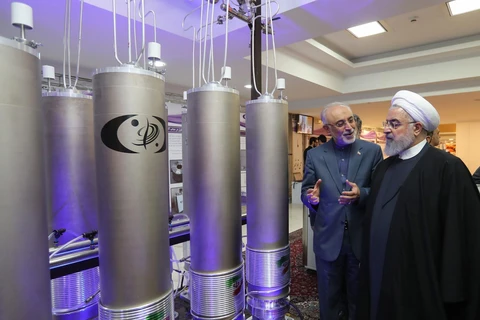 Tổng thống Iran Hassan Rouhani (thứ 2, trái) tham quan triển lãm nhân "Ngày công nghệ hạt nhân" ở thủ đô Tehran ngày 9/4/2019. (Ảnh: AFP/TTXVN)