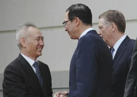 Phó Thủ tướng Trung Quốc Lưu Hạc (trái) trong cuộc gặp Đại diện thương mại Mỹ Robert Lighthizer (phải) và Bộ trưởng Tài chính Mỹ Steven Mnuchin (giữa) ở Washington, DC, Mỹ, ngày 9/5/2019. (Ảnh: Kyodo/ TTXVN)