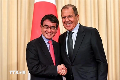 Ngoại trưởng Nga Sergey Lavrov (phải) và người đồng cấp Nhật Bản Taro Kono (trái) tại cuộc hội đàm ở Moskva, Nga. (Ảnh: AFP/TTXVN)