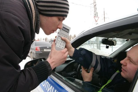 Một sỹ quan cảnh sát giao thông tiến hành kiểm tra nồng độ cồn của tài xế. (Nguồn: RIA Novosti)