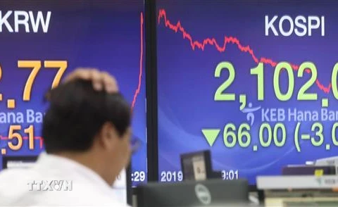Bảng tỷ giá chứng khoán tại ngân hàng Hana ở thủ đô Seoul, Hàn Quốc. (Ảnh: Yonhap/TTXVN)